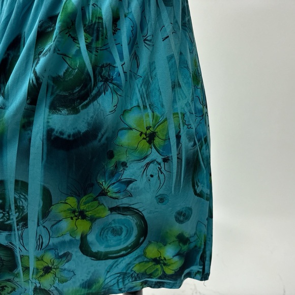 Y2K Sleeveless Dress
Deep V-Neck Babydoll - Picture 4 of 6